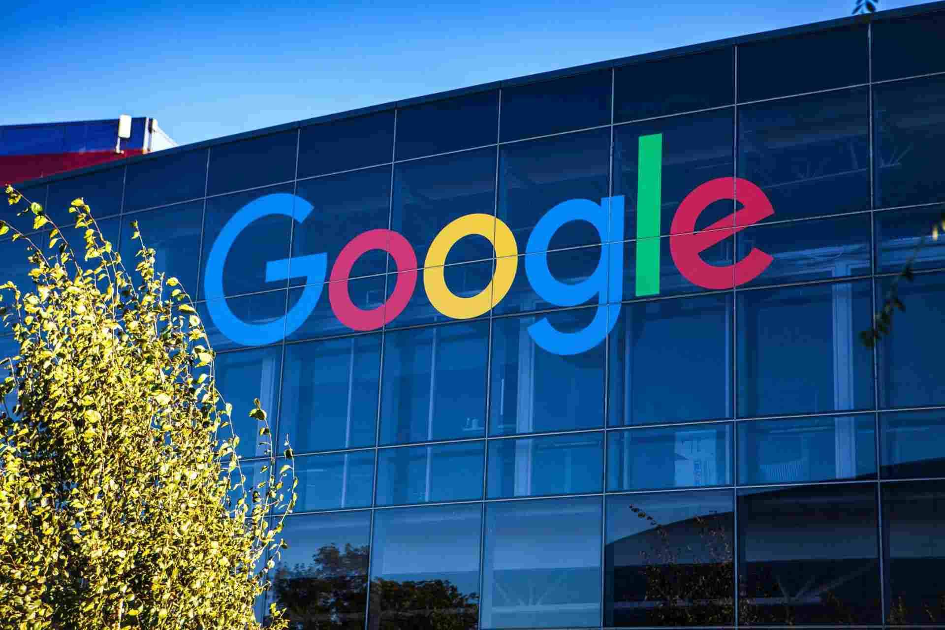 Alphabet 与 Nvidia (NVDA)：为何 GOOGL 本月股价飙升 11%