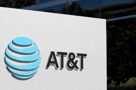 AT&T (T) 第二季度业绩超预期，股价飙升近5%