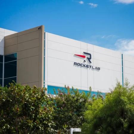 Rocket Lab (RKLB) 股价小幅下跌，太空军授予3.97亿美元平板卫星合同